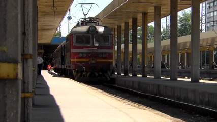 44 088 потегля за София