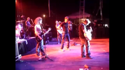 Enrique has Rich play guitar on stage 