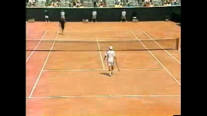 Родик Забива Тенис Топка В Корта От Сервиз