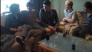 One Direction говорят пред списание Sugarscape за Хари, който обича да се разхожда гол