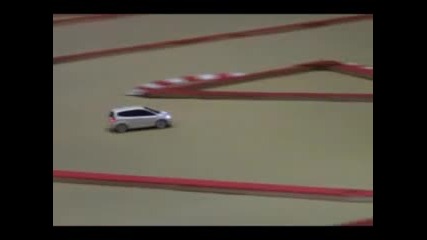 Мини колички правят страхотен Drift.
