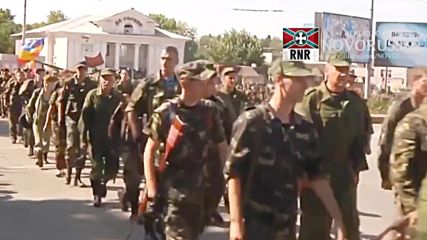 Документално: военен парад на хора, които са участвали във война.