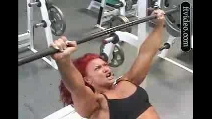 Изумително жена вдига щанга над 400 кг !!! 
