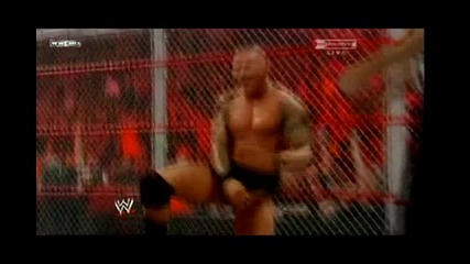 Randy Orton прави Rko върху метални стълби 