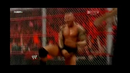 Randy Orton прави Rko върху метални стълби