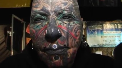 Мъж с татуировки по цялото лице и на очните ябълки