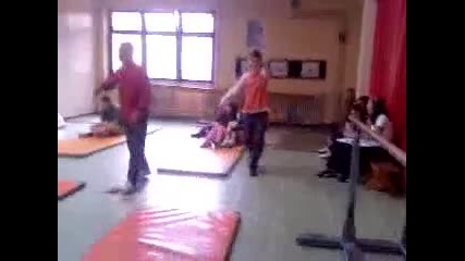 Идиот във физкултурен салон