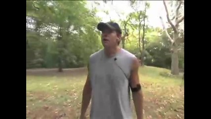 Мъж бяга чисто гол в парка 
