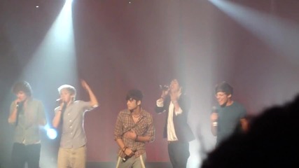 One Direction изпълняват Na Na Na