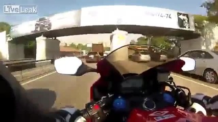 Задръстване в Москва ... Няма проблем за пича с Honda Cbr-1000rr