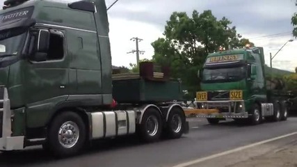 Конвой от камиони превозват гигантски трансформатор !