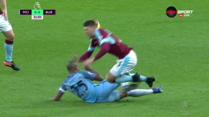 Фернандиньо остави Сити с 10 човека още през първата част