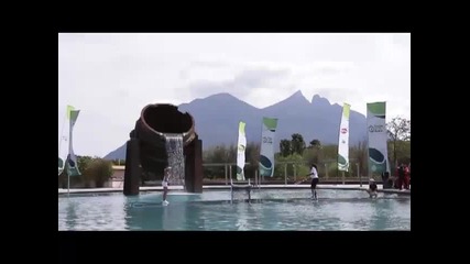 Уилямс и Дулко играят тенис във вода в забавна реклама