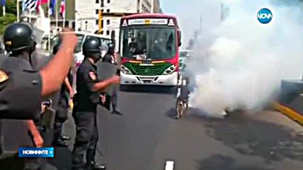 СБЛЪСЪЦИ В ПЕРУ: Протест на разголени дами разпръснат със сълзотворен газ