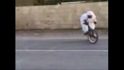 Арабин прави жесток дрифт с колело !!!! 