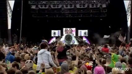 Секси както винаги Nicki Minaj изпълнява Pound the Alarm на живо