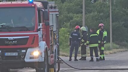 Кола се вряза в автобус в София, има жертва и тежко ранени