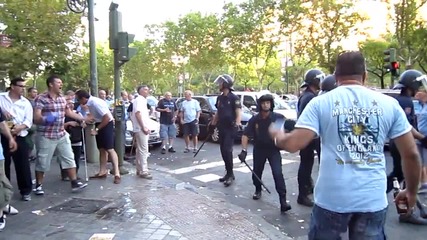 Жесток бой между полицията и футболни фенове