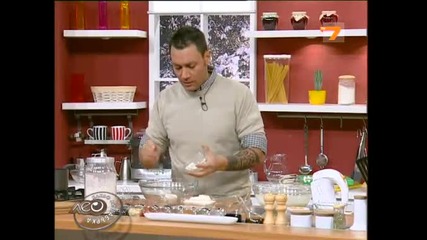 Лео забърква кекса на баба