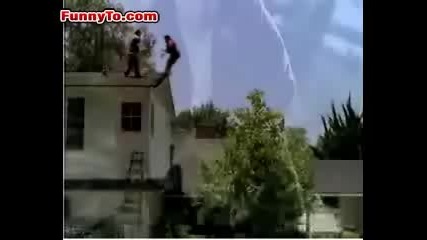 Идиоти падат от покрива !!! Смях !!!