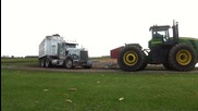 Огромен трактор тегли тежкотоварен камион !