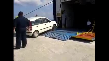 Ето как се качват коли на ферибот при буря