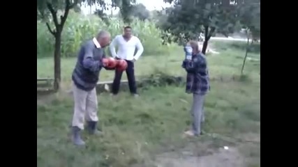 Пияни старчоци се боксират смях
