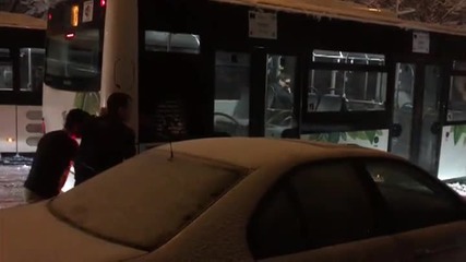 Пътници бутат закъсал в преспите автобус 102 на градски транспорт в София 17.01.2016