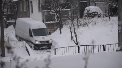Непочистени улици - коли минават през стъпалата