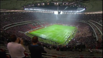 Полски фенове се забавляват на терена преди мача с Англия