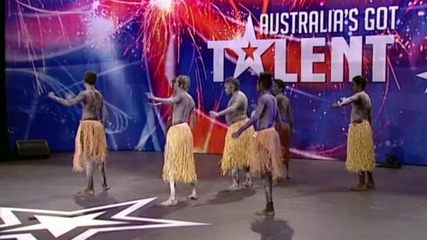 Аборигени Танцуват Сиртаки