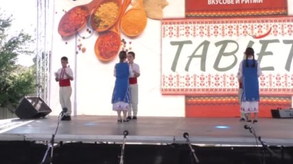 Танцова формация "ритми" на сцената на Табиет фест.