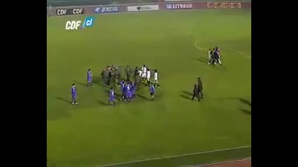 Парагвайски футболист се опита да удуши футболен съдия по време на мач
