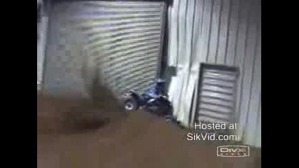 Пич с ATV се забива в стена !
