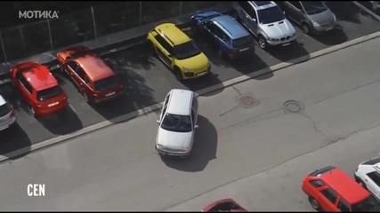 Нервна блондинка се опитва да паркира