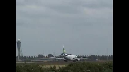 Landing Transavia Airlines - Boeing 737 700 schiphol при силен вятър 