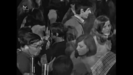 The Spencer Davis Group feat. Steve Winwood - Keep On Running