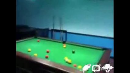Пиян играe билярд