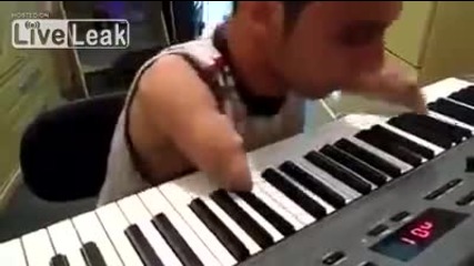 Пианист без ръце свири прекрасно