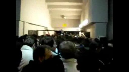 Феновете На Паок Влизат В Тумба.avi