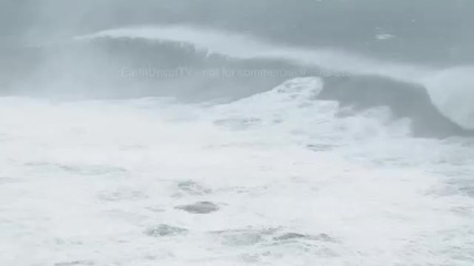 Тайфун в Китай образува 10 метрови вълни по крайбрежието