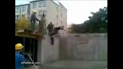 тъп строител скача в бетона