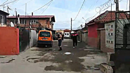 Кючек и стриптийз пред полицаи в гетото в Бургас