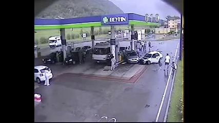 Автомобил катастрофира в кола чакаща за гориво на бензиностанция