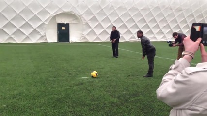 Funny Kevin Hart вкара дузпа на Joe Hart !