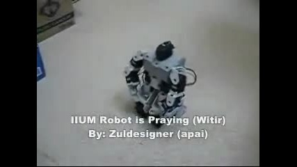Робот се моли на Всевишния 