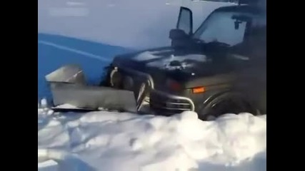 Руснаци тестват Лада Нива 4х4 на сняг до колене