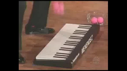 - Човек Свири С Топки На Пияно!!!! 