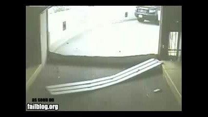 Неуспешен опит за паркиране на кола в гараж