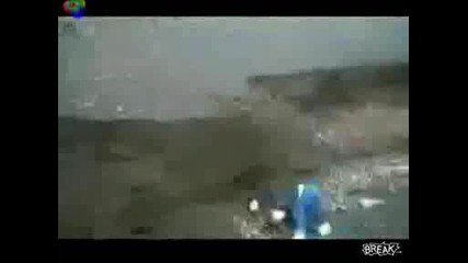 Момиче Се Пребива Много Гадно